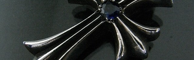 クロスペンダント、１ブルーサファイヤ