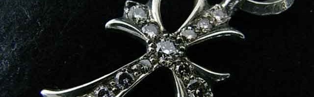 タイニークロスチャーム、ピンクダイヤパヴェ