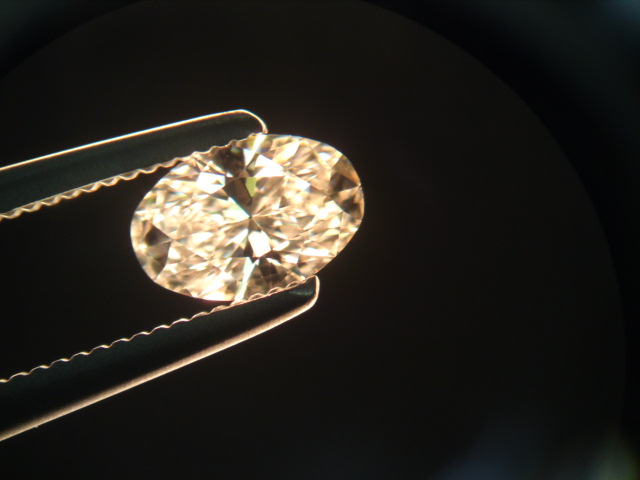 GIAで、マーキスカットダイヤモンドの鑑定実習