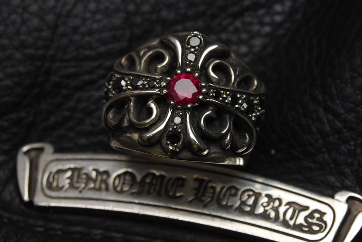 クロムハーツ、キーパーリングとピアスのカスタム