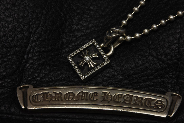 フレームドプラスチャームをダイヤパヴェにしました。