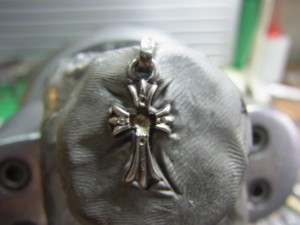 一旦、センターの石を取り外します