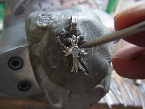 ナナコタガネで爪を丸めます