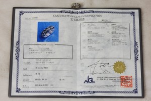 ダイヤモンドとペリドットを証明する宝石鑑別書です。