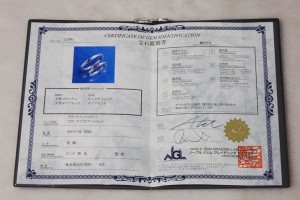 ダイヤモンドとピンクサファイヤを証明する宝石鑑別書です。