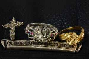 フローラルクロスハートリングに持ち込み石を取付ました。