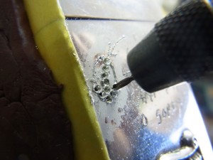 手回しドリルでルビーの石合わせをします。