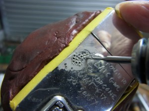 ダイヤの部分にも下穴を開けます。