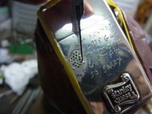 タガネで爪になる部分を彫っておきます。