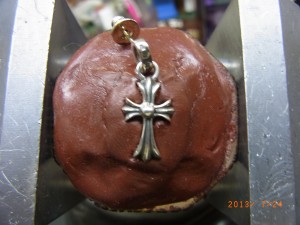 ファットピアスをまず、彫刻台にセットします。