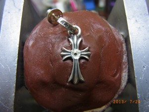 ダイヤと同じ直径のドリルで穴を開けてみると・・・