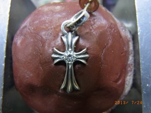 タガネでダイヤを固定します。