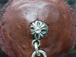 宝石と同じ直径のドリルで削ります。