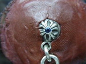 サファイヤを乗せます。