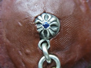 タガネで固定します。