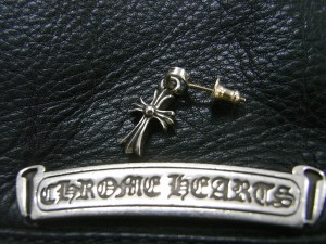 ピアスの裏側はダイヤが入ってません