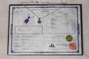 ダイヤモンドを証明する宝石鑑別書です。