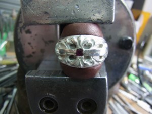 まず、銀で溝を埋めます。