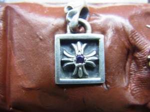 タガネで、固定して完成です。