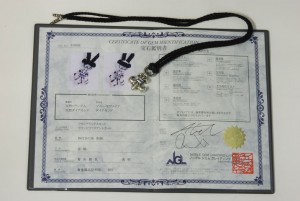 サファイアとダイヤを証明する宝石鑑別書です。