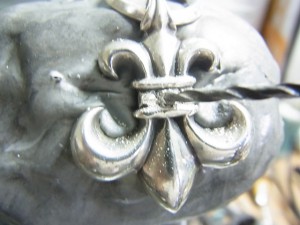 ドリルで宝石と同じ直径の穴をあけます。