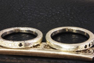 リング内部にイニシャルを彫刻しました。