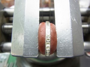 宝石と同じ直径のドリルで穴を開けます。