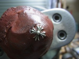 彫刻台に固定します。