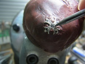 ナナコタガネで爪を丸めて固定します。