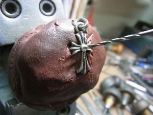 ドリルで削ります。