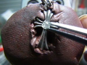 ピンセットで宝石を乗せます。