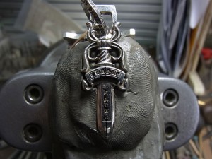 油性のマジックでマーキングします。