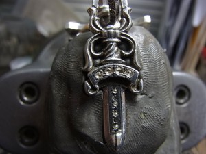 まず下穴を開けて、次に宝石と同じ直径のドリルで石合わせをします。