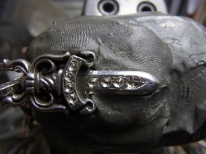 毛彫りタガネで枠を彫ります。