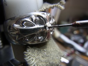 ドリルで下穴を開けます。