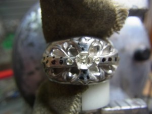 油性マジックで、穴を開ける部分にマーキングします。