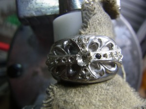 ブラックダイヤをセッティングしていきます。