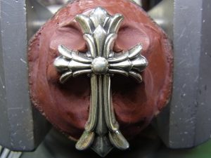 彫刻台に固定します。