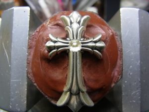 ルビーと同じ直径の穴を開けます。