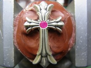 ルビーをセットして固定します。