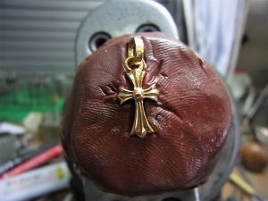 彫刻台に固定します。