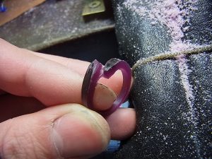 バランスを見ながら少しづつ削ります。