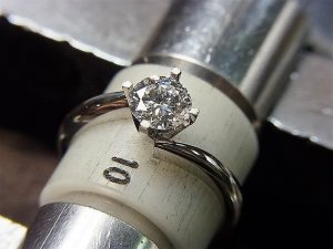 彫刻台に固定して石留します。