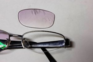 修理前のシャネルメガネ