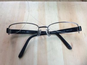 レンズを固定するワイヤーを付け替えます。