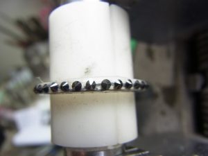 ブラックダイヤを裏返して乗せてみます。