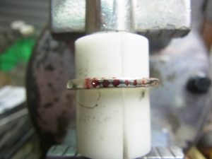 マジックで、しるしを付けます。