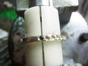 一石ずつ、固定していきます。