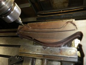 フライスのような機械で黒檀を削ります。