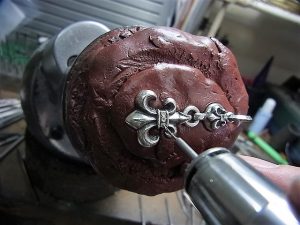 ドリルで穴をあけます。